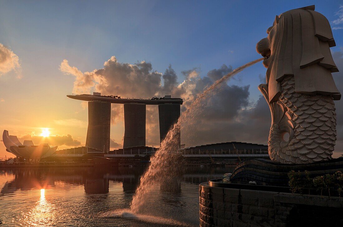 Sonnenaufgang in Singapur mit einem wunderschönen Blick auf die Marina Bay Sands, das Modern Art Museum, Merlion und andere ikonische Gebäude.