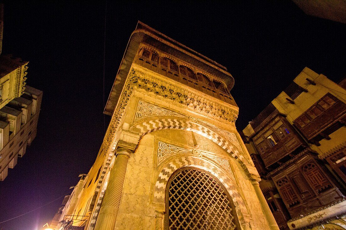 Kairo, Ägypten – 5. November 2018: ist eine der ältesten Straßen in Kairo und ist nach Al-Mu'izz li-Din Allah, dem vierten Kalifen der Fatimiden-Dynastie, benannt. Das Bild zeigt die Form einer Moschee, Erbaut nach dem Vorbild des alten islamischen Fatimidenstaates.