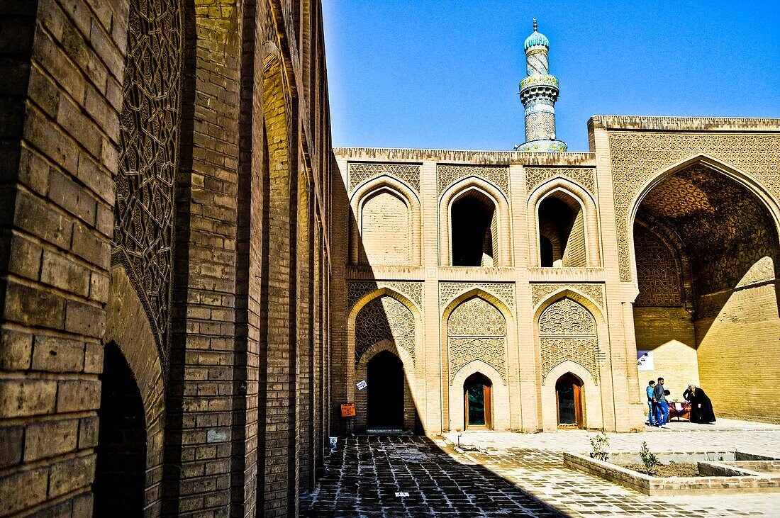 Bagdad, Irak – 2. März 2014: Bild für das Al Mustansiriya Schulgebäude in der Stadt Bagdad im Irak, das aus der Zeit der Abbasiden stammt und viele Türen und Fenster und ein Minarett zeigt.