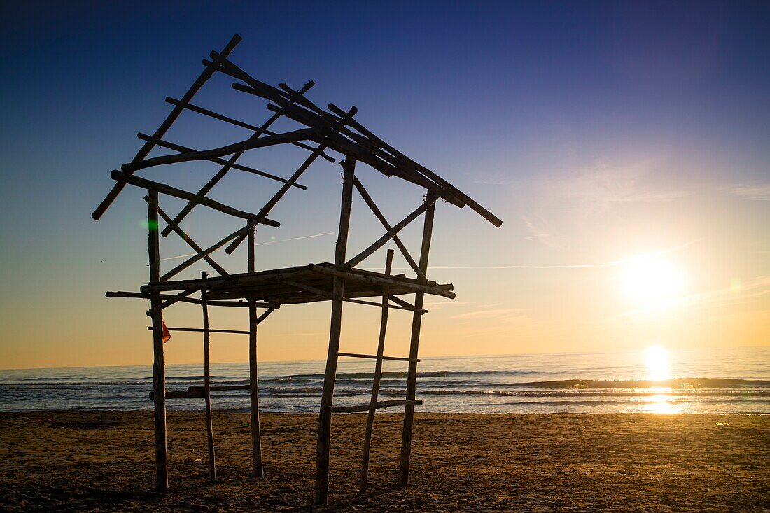 Die elementare Struktur einer am Meer gebauten Hütte.