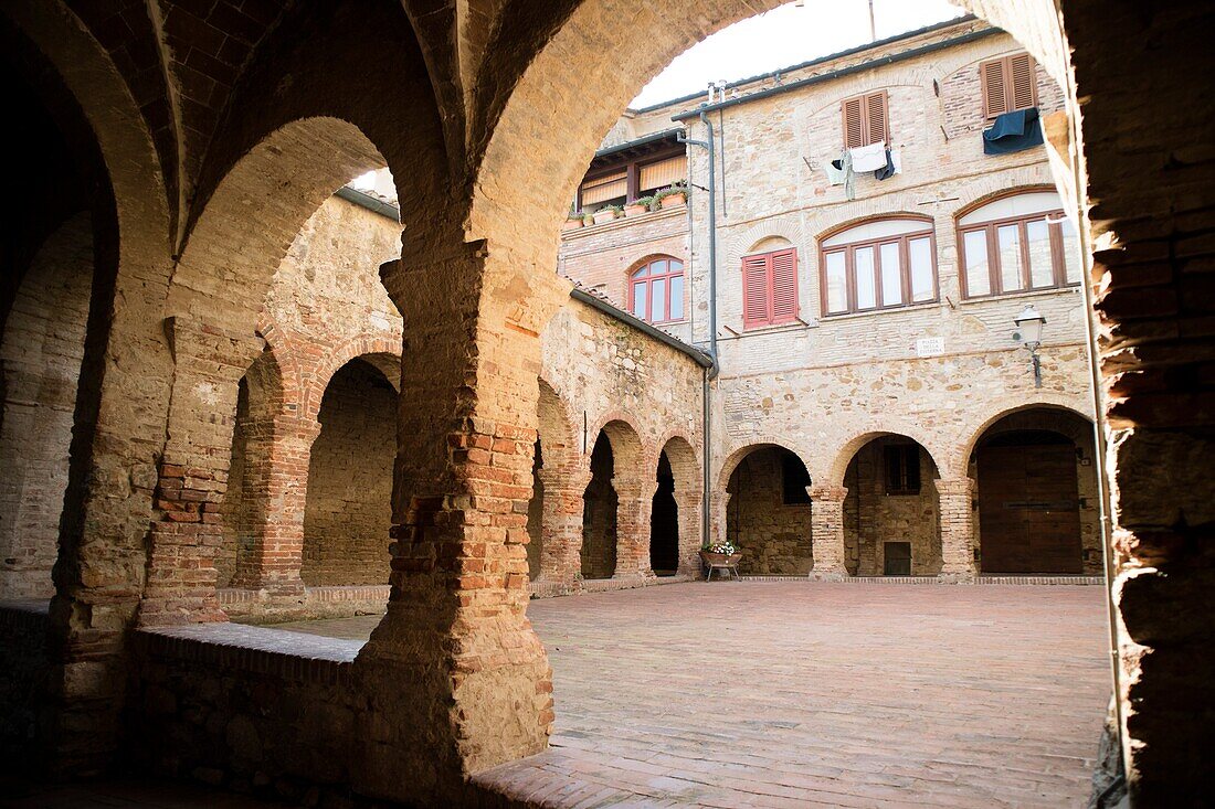 Innenansicht des Gotteshauses des Chiostro di Suvereto Toscana.