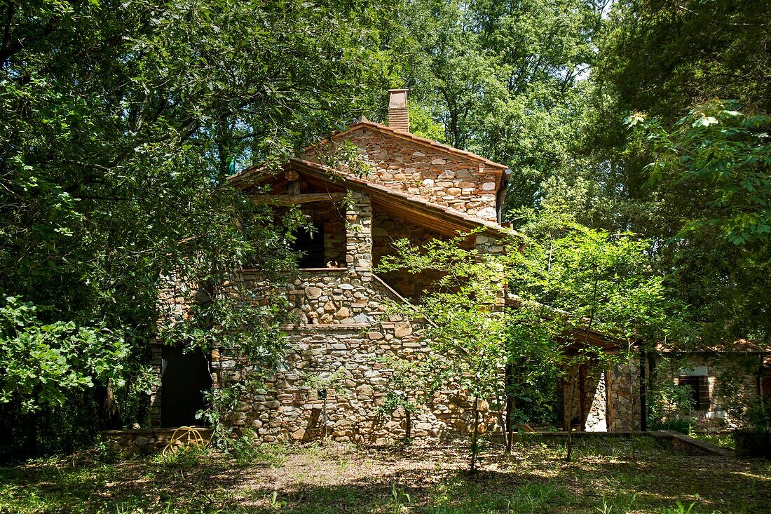 Building recovery of residential houses built in Tuscan style architecture.