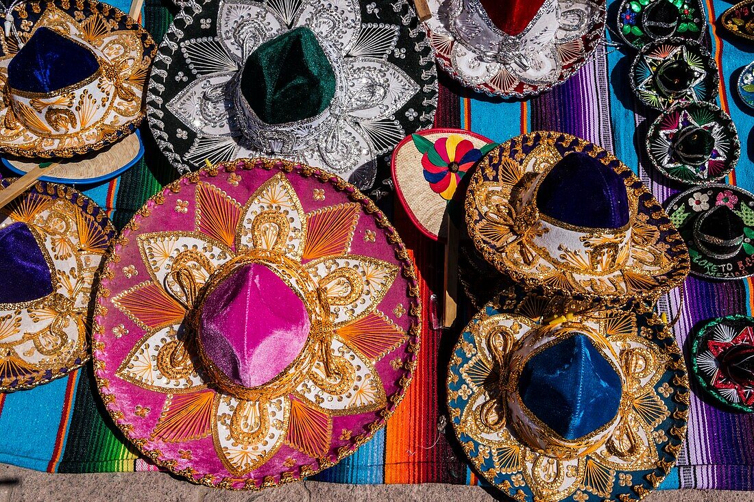 Bunte Sombreros. Einkaufen für lokales Kunsthandwerk in der Innenstadt von Loreto. UNESCO-Weltkulturerbe. Loreto, Baja California Sur, Mexiko.