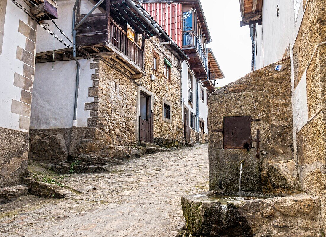 Calle tipica con fuente. Candelario. Salamanca. Castilla Leon. Espana.