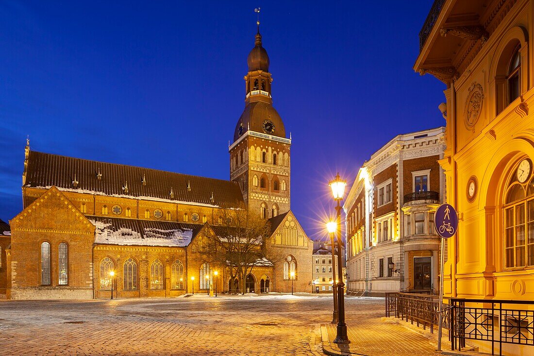Winterdämmerung am Dom zu Riga, Lettland.