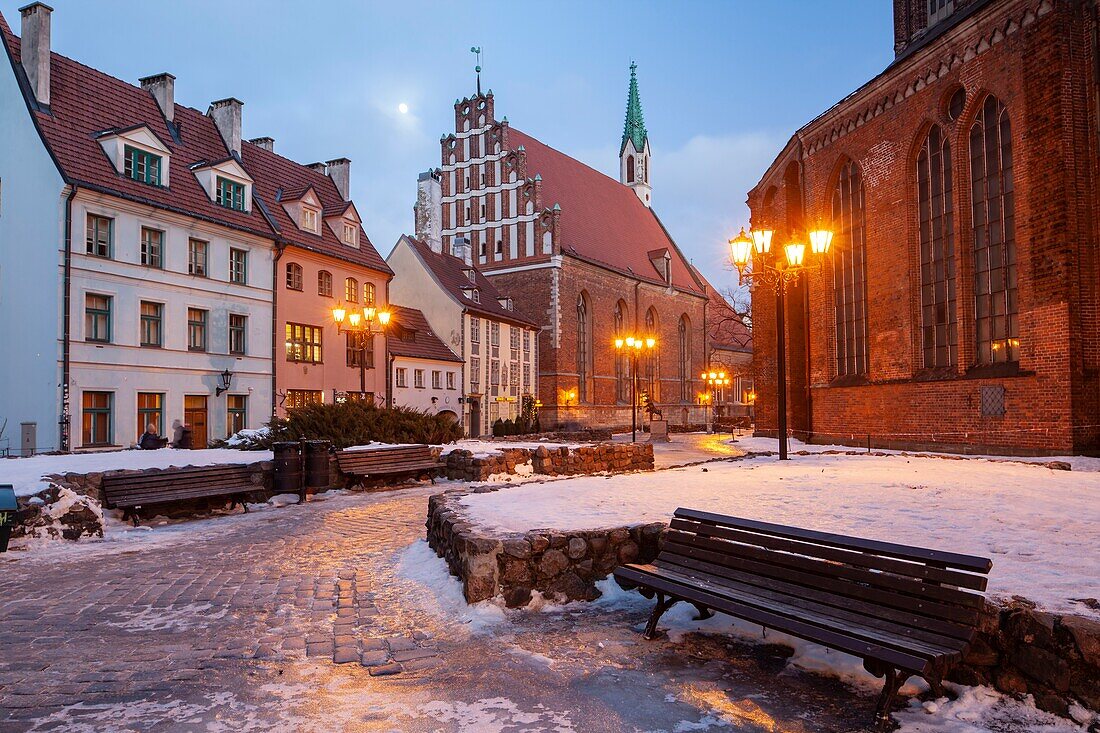 Winterabend in der Altstadt von Riga, Lettland.