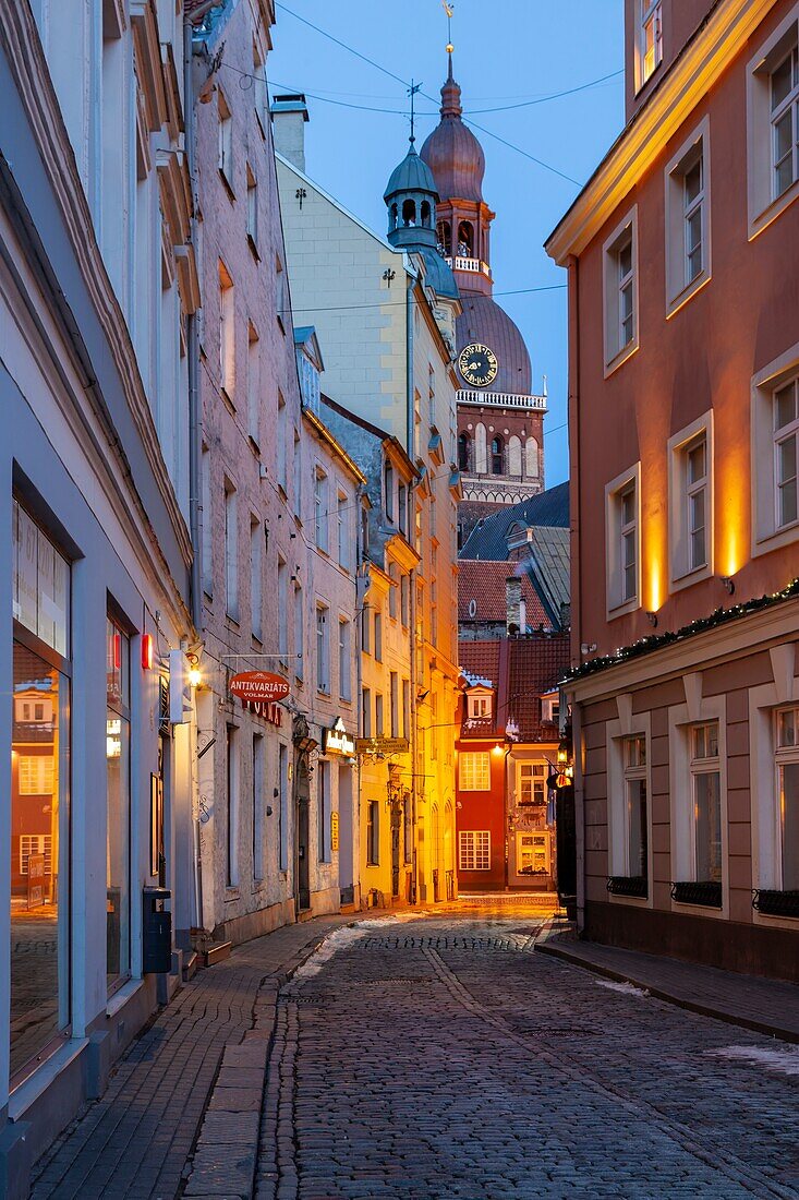 Winterdämmerung in der Altstadt von Riga, Lettland. Rigaer Domturm in der Ferne.