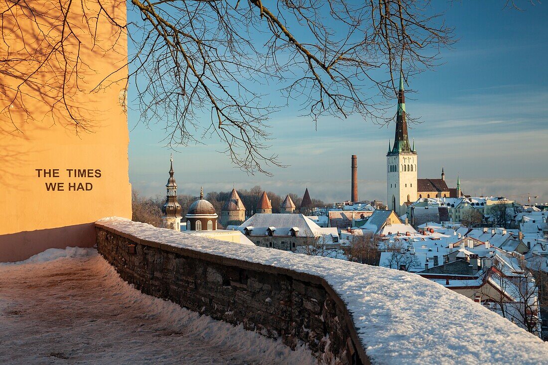 Wintermorgen in der Altstadt von Tallinn, Estland.