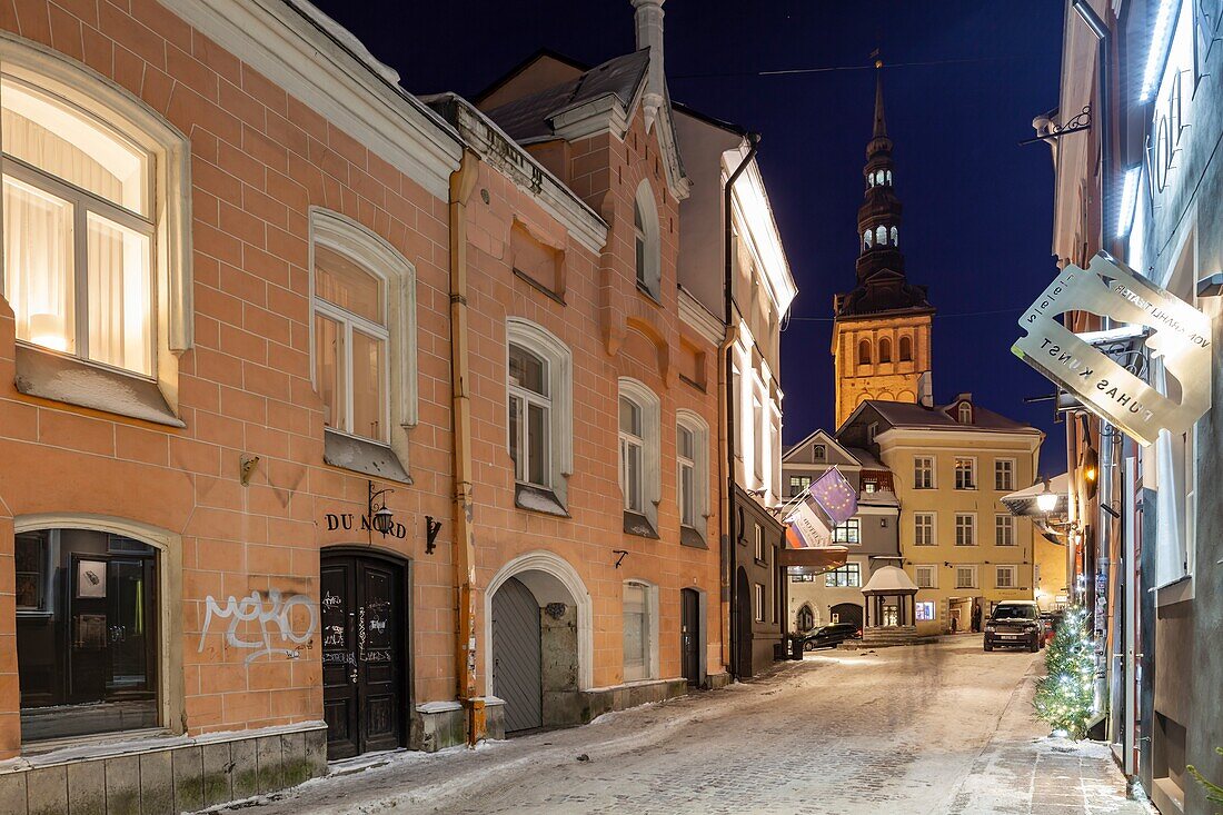 Winterabend in der Altstadt von Tallinn, Estland. St.-Nikolaus-Kirche in der Ferne.