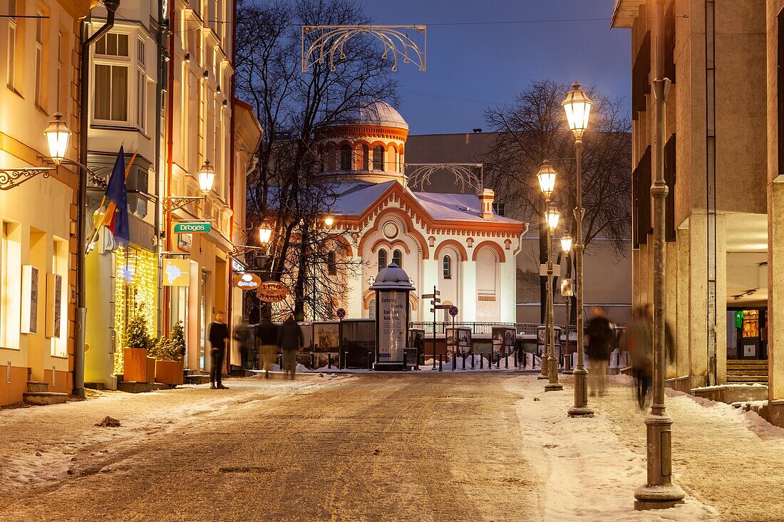 Winterabend in der Altstadt von Vilnius, Litauen. Orthodoxe Kirche in der Ferne.