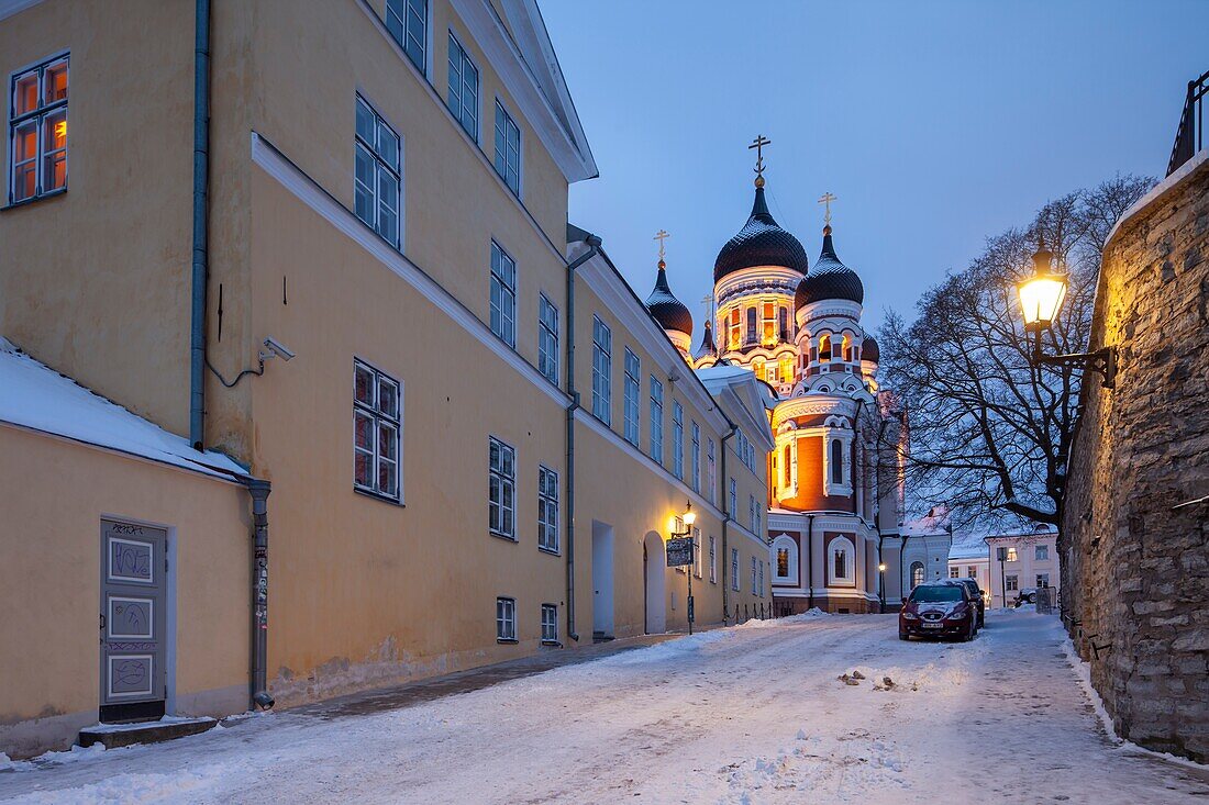 Winterdämmerung in der Altstadt von Tallinn, Estland. Alexander-Newski-orthodoxe Kirche in der Ferne.