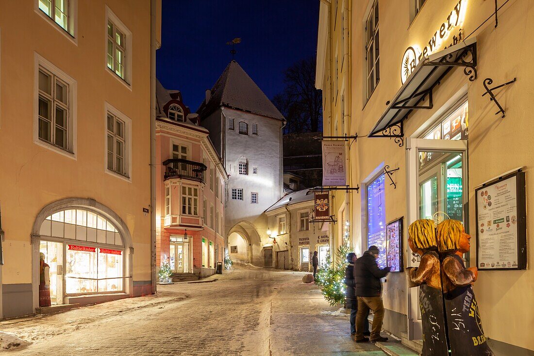 Winterabend in der Altstadt von Tallinn, Estland.