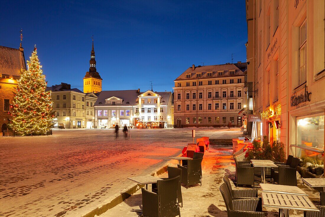Winterabend am Rathausplatz in der Altstadt von Tallinn, Estland.