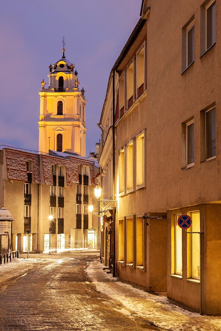 Winterabend in der Altstadt von Vilnius, Litauen.