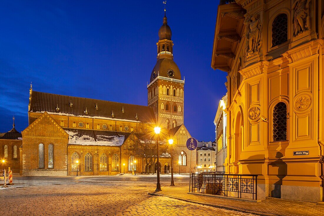 Morgendämmerung am Dom zu Riga, Lettland.