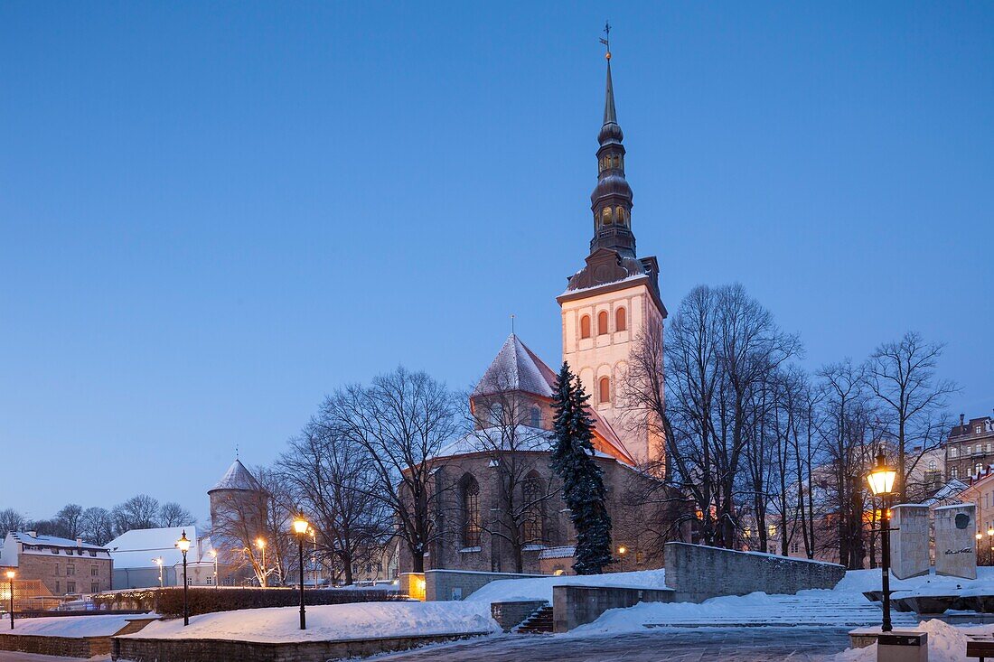 Winterdämmerung in der St.-Nikolaus-Kirche Altstadt von Tallinn, Estland.