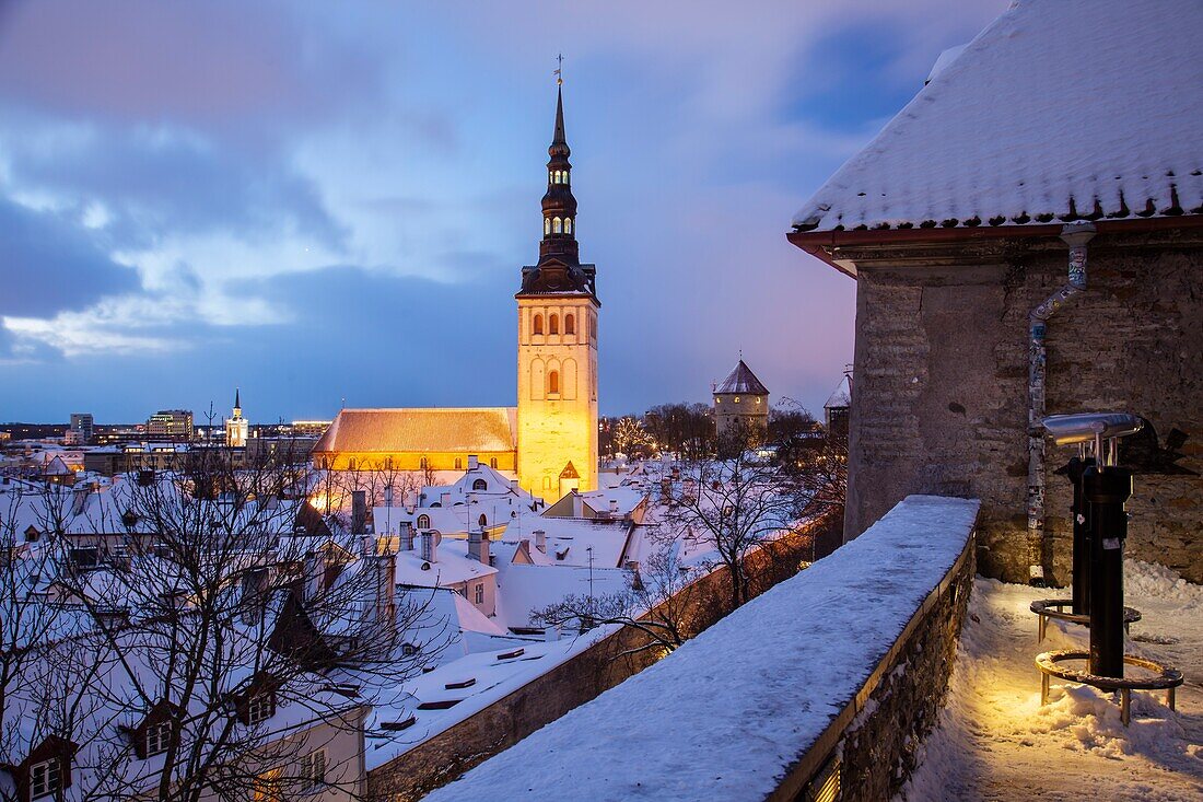 Winterdämmerung in Tallinn, Estland. Über der Altstadt thront die Nikolaikirche.