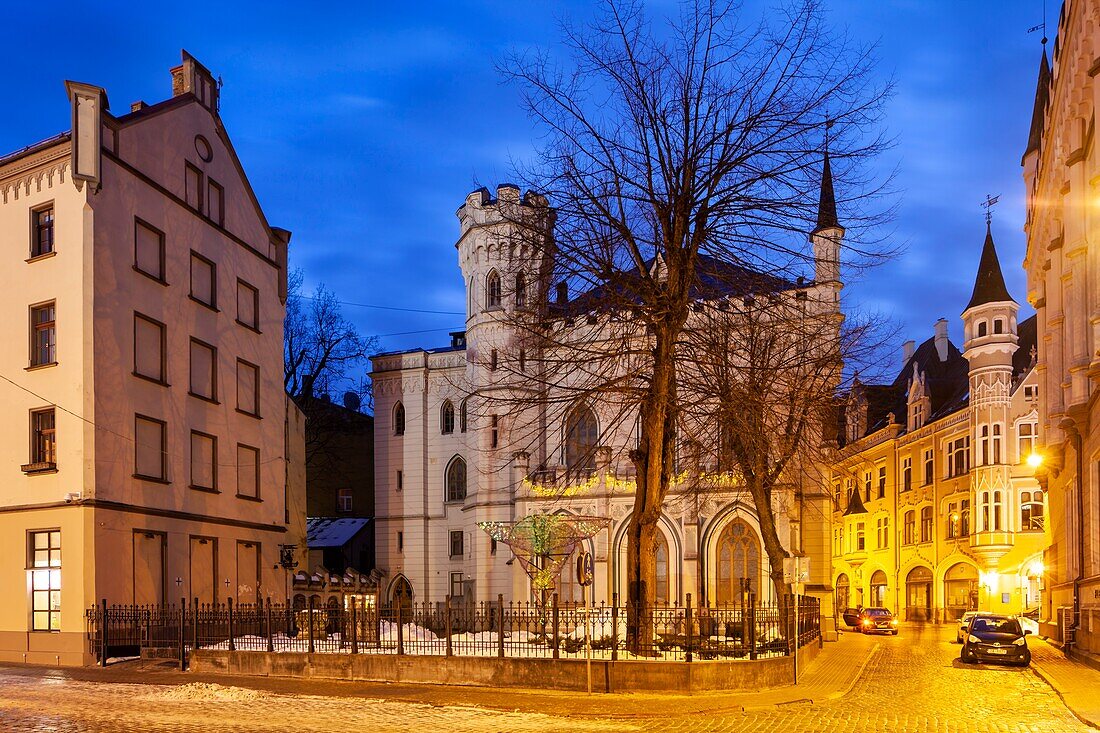 Abend in der Kleinen Gilde in der Altstadt von Riga, Lettland.