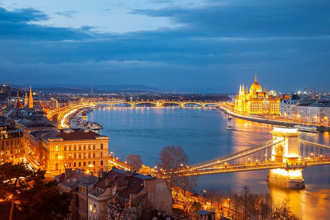 Abend in Budapest, Ungarn.