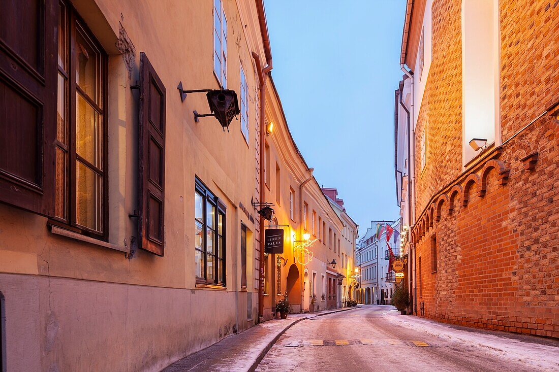 Winterabend in der Altstadt von Vilnius, Litauen.