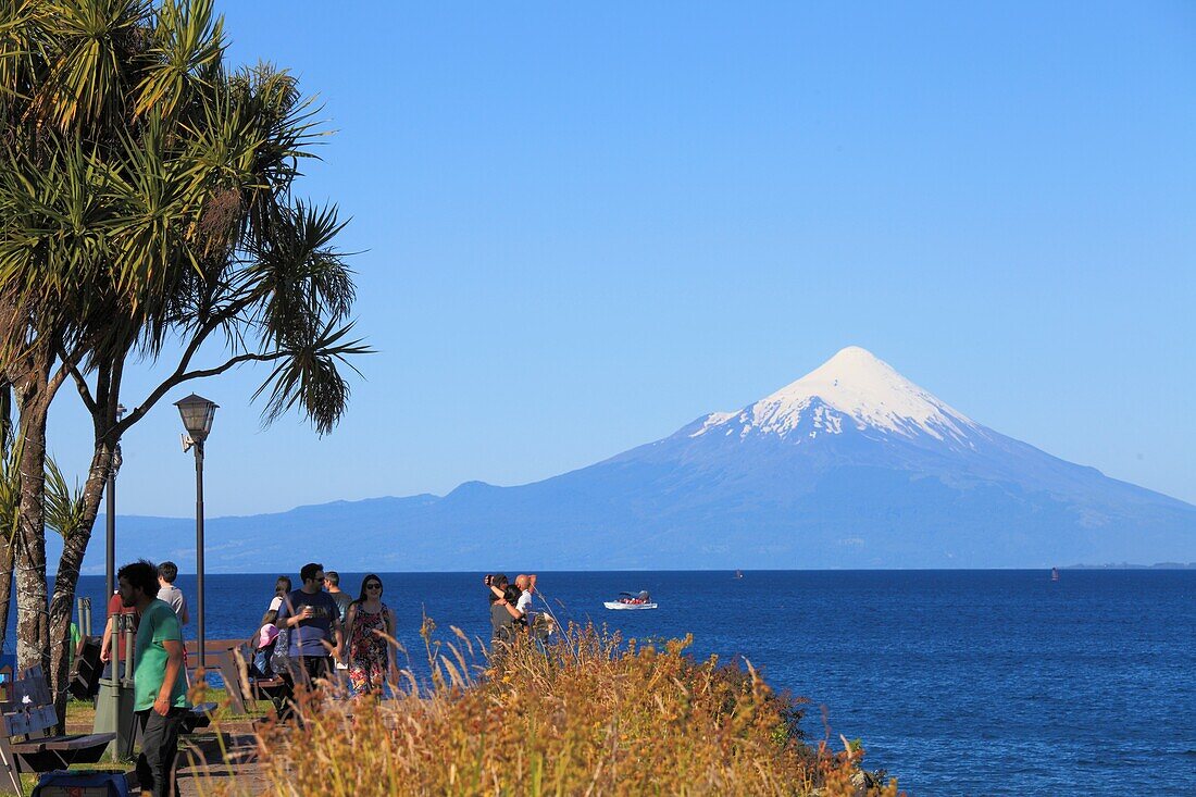 Chile, Lake District, Puerto Varas, Llanquihue-See, Vulkan Osorno, Menschen.