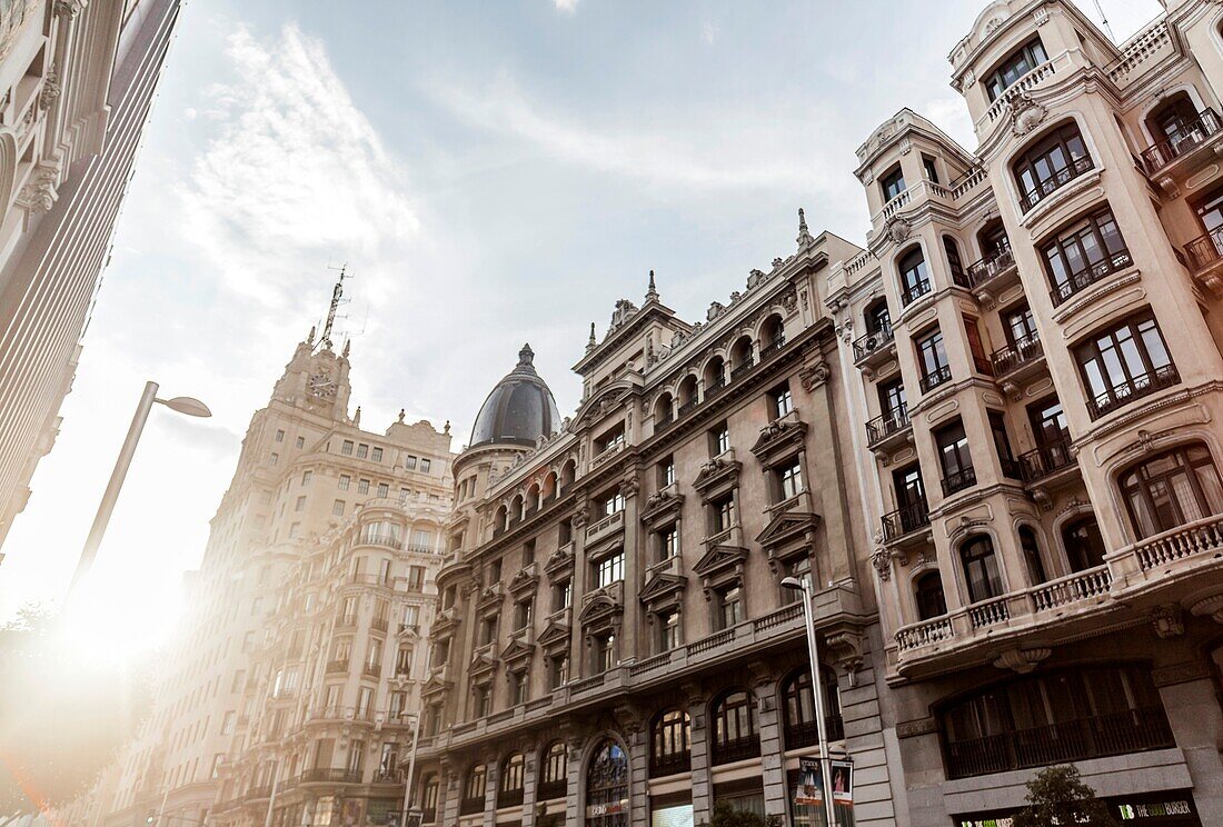 Blick auf die Straße, Fassadengebäude in der Gran Via, Madrid.