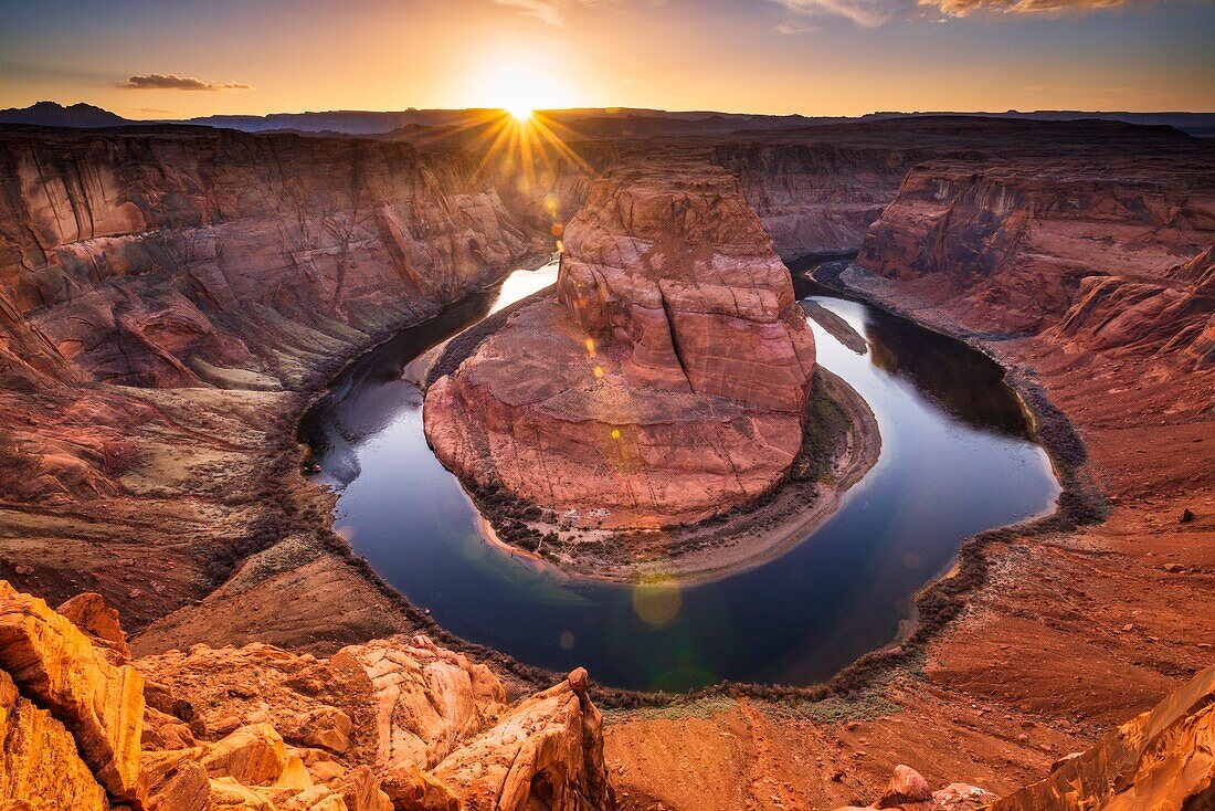 Sonnenuntergang über Horseshoe Bend und dem Colorado River, Glen Canyon National Recreation Area, Arizona USA.