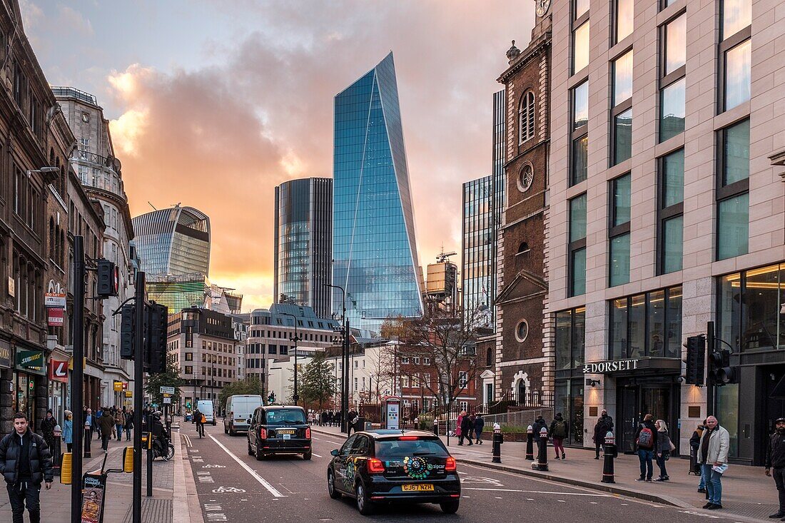 England, London, Aldgate High Street mit Blick auf das Finanzzentrum der City of London.