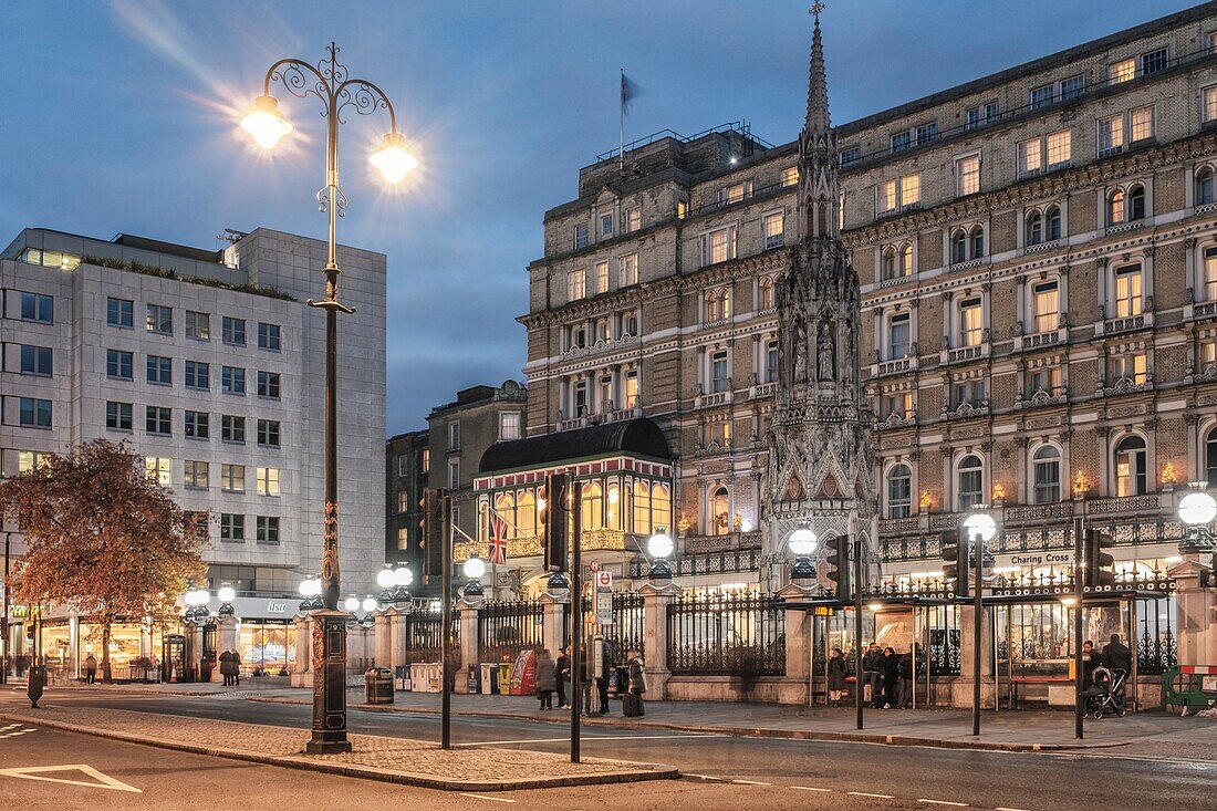 London Charing Cross. Die Charing Cross Station befindet sich am westlichen Ende von The Strand in der City of Westminster, östlich des Trafalgar Square und nordöstlich von Whitehall. Eine Nachbildung des Eleanor Cross auf dem Vorplatz der Charing Cross Station. Die Charing Cross Station befindet sich am westlichen Ende von The Strand in der City of Westminster, östlich des Trafalgar Square und nordöstlich von Whitehall. Eine Nachbildung des Eleanor Cross auf dem Vorplatz der Charing Cross Station.