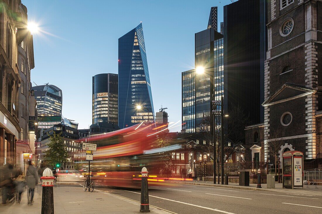 England, London, Aldgate High Street bei Nacht mit Blick auf das Finanzzentrum der City of London.