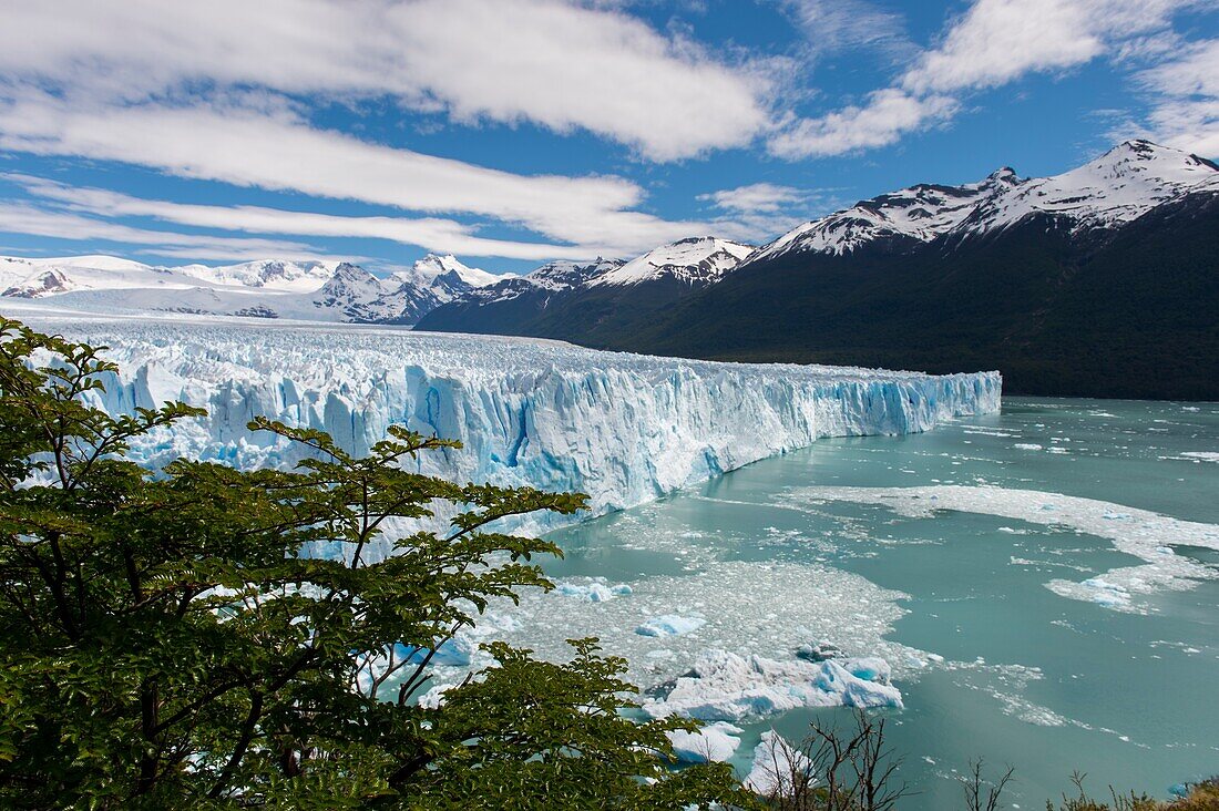 Blick auf den Gletscher Perito Moreno im Nationalpark Los Glaciares in der Nähe von El Calafate, Argentinien.