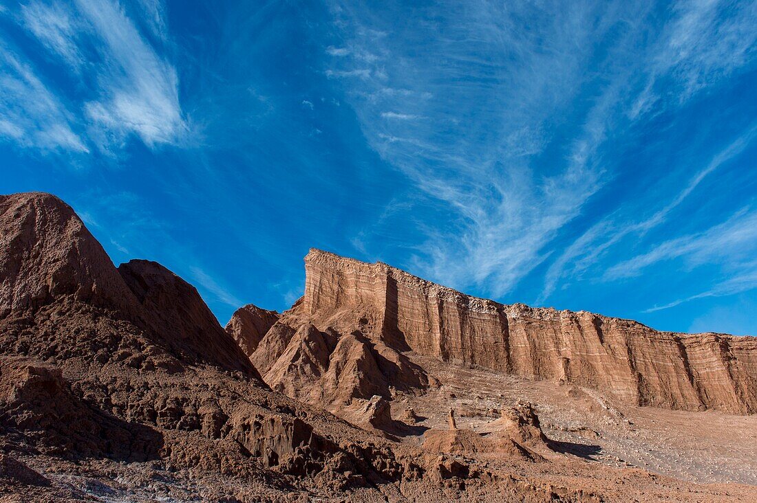 Blick auf Felsformationen im Tal des Mondes in der Nähe von San Pedro de Atacama in der Atacama-Wüste im Norden Chiles.