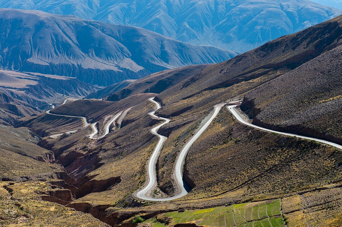 Blick vom Lipan Pass des Highway 52 in den Anden in der Nähe von Purmamarca, Provinz Jujuy, Argentinien.