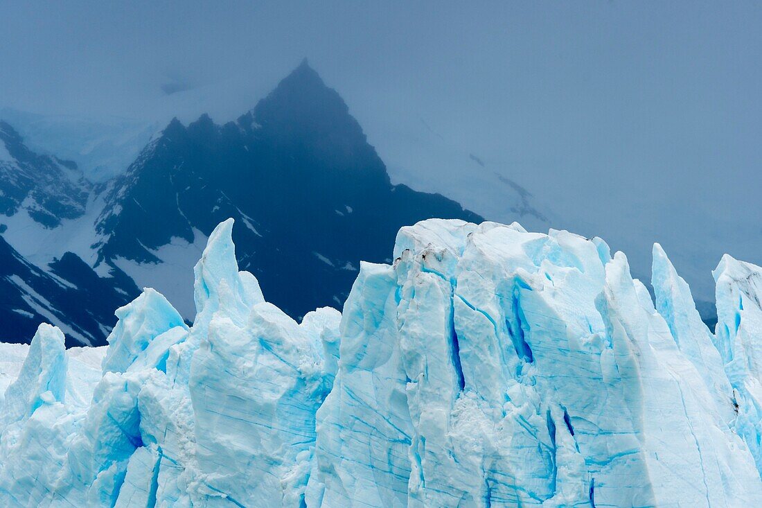 Blick auf die Gletscherspalten des Perito-Moreno-Gletschers im Nationalpark Los Glaciares in der Nähe von El Calafate, Argentinien.