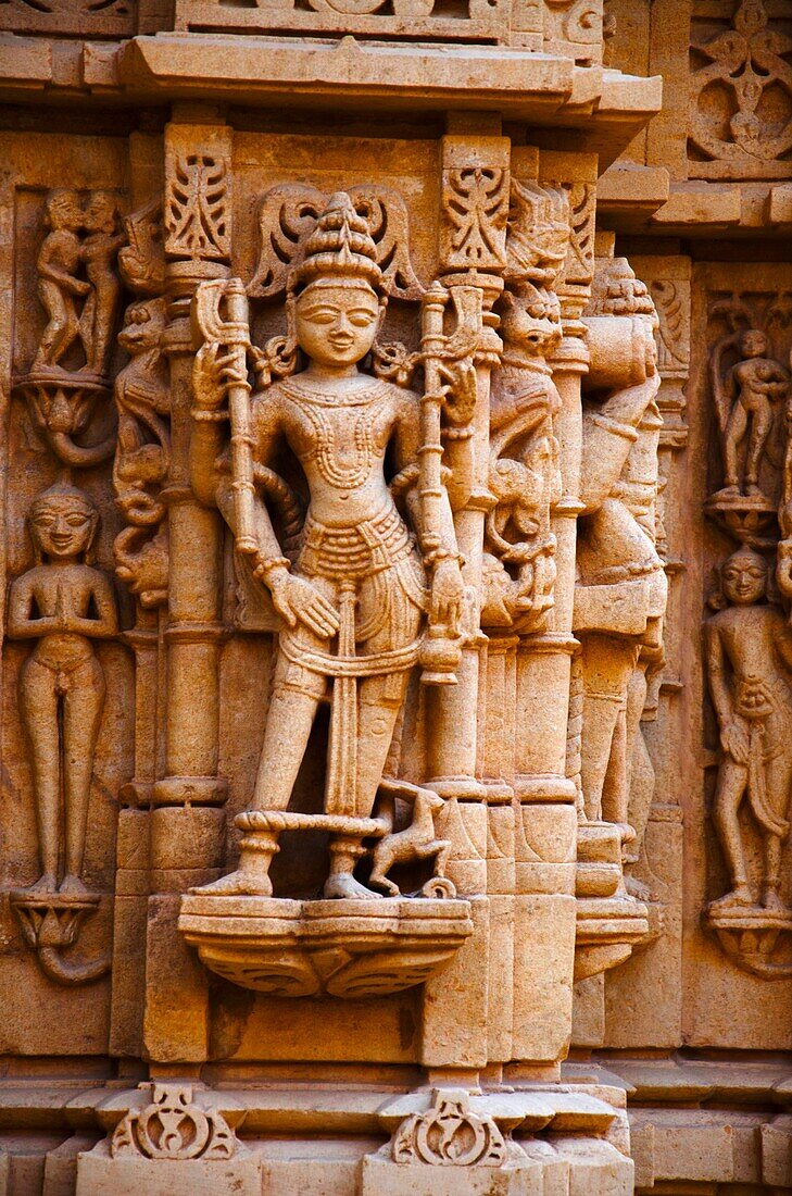 Wunderschön geschnitzte Idole, Jain-Tempel, gelegen im Festungskomplex, Jaisalmer, Rajasthan, Indien.