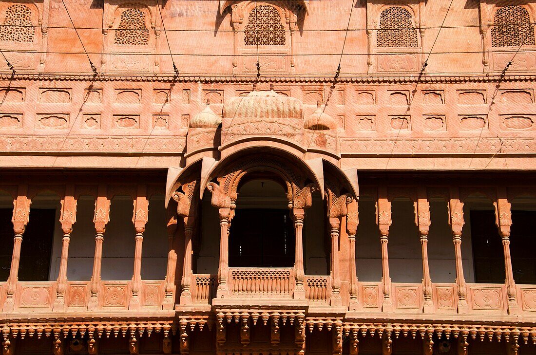 Schnitzen von Details des Balkons am Junagarh Fort, Bikaner, Rajasthan, Indien.