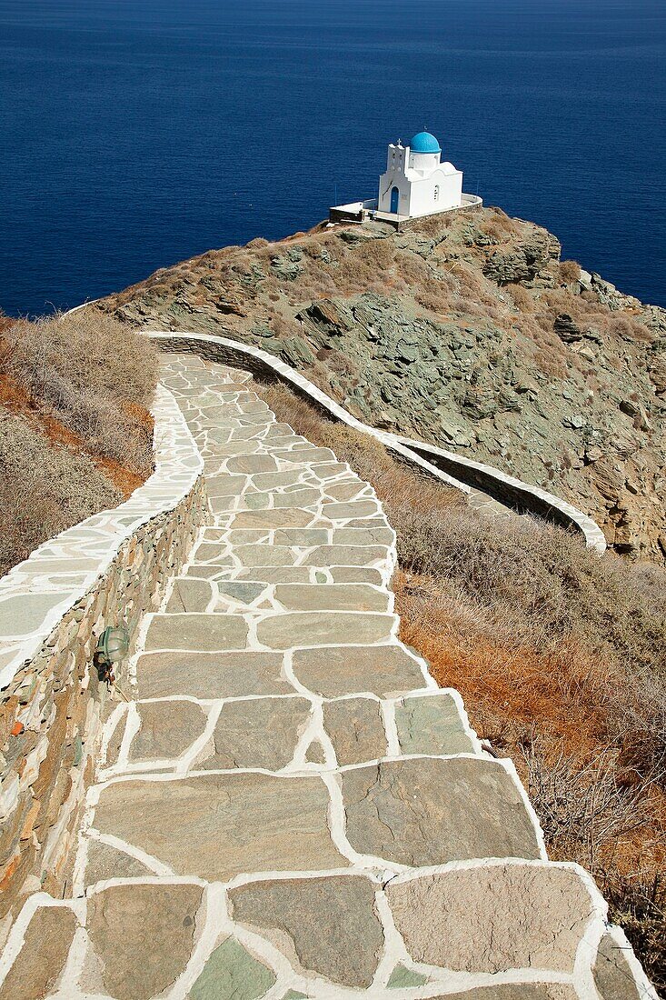 Weg zur Kapelle der sieben Märtyrer in Kastro, Sifnos, Kykladen, griechische Inseln, Griechenland, Europa.