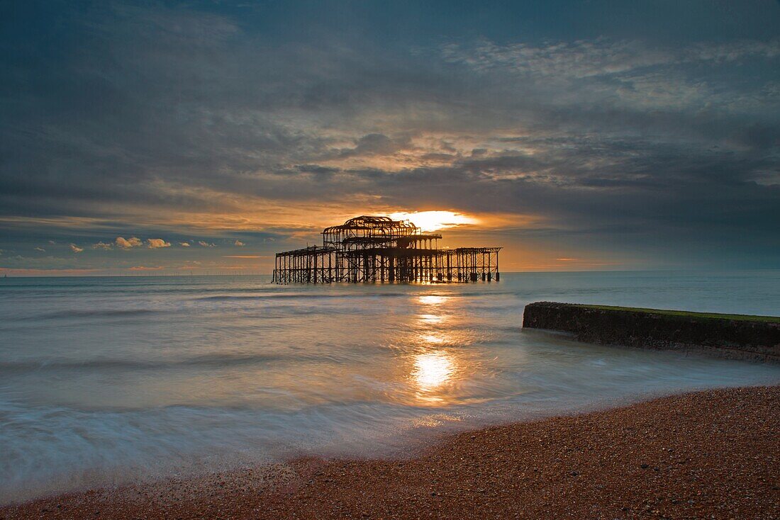 West Pier bei Sonnenuntergang, Brighton, Hove, East Sussex, England, Uk, GB.