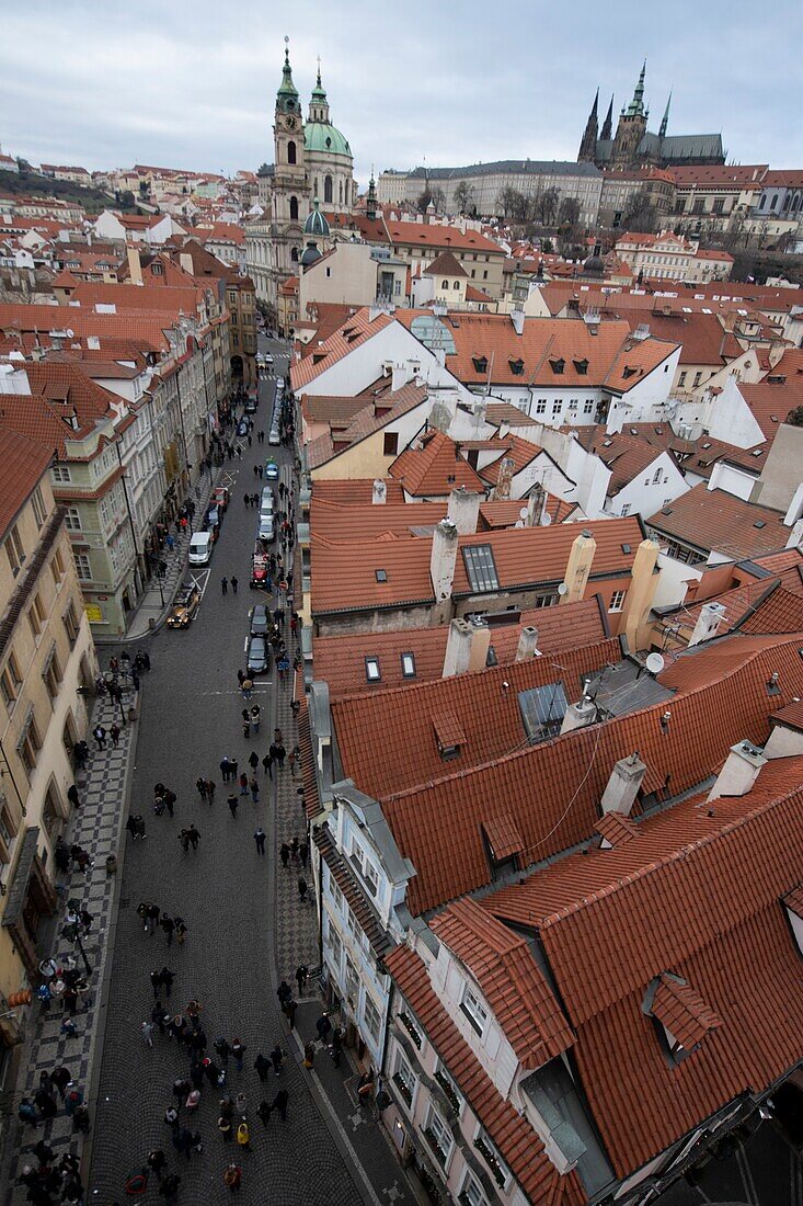 Blick auf die St.-Nikolaus-Kirche, die Prager Burg und den St.-Veits-Dom vom Kleinseitner Brückenturm, Karlsbrücke, Prag, Tschechische Republik.