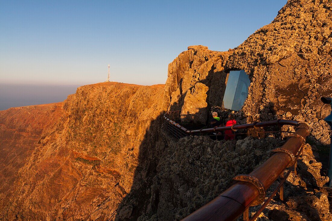 Gebäude, das entworfen wurde, um die Schönheit der Landschaft zu betrachten. Mirador del Río, Lanzarote. Spanien.