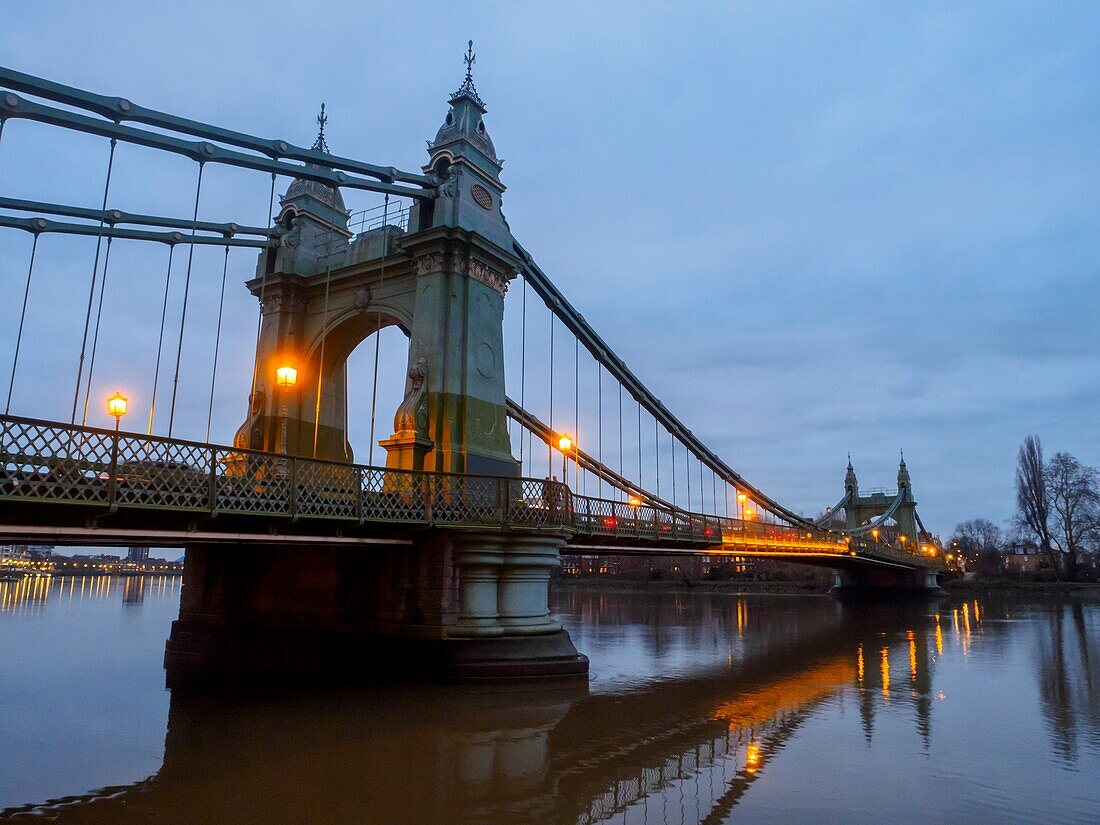 Hammersmith Bridge bei Nacht - London, England.