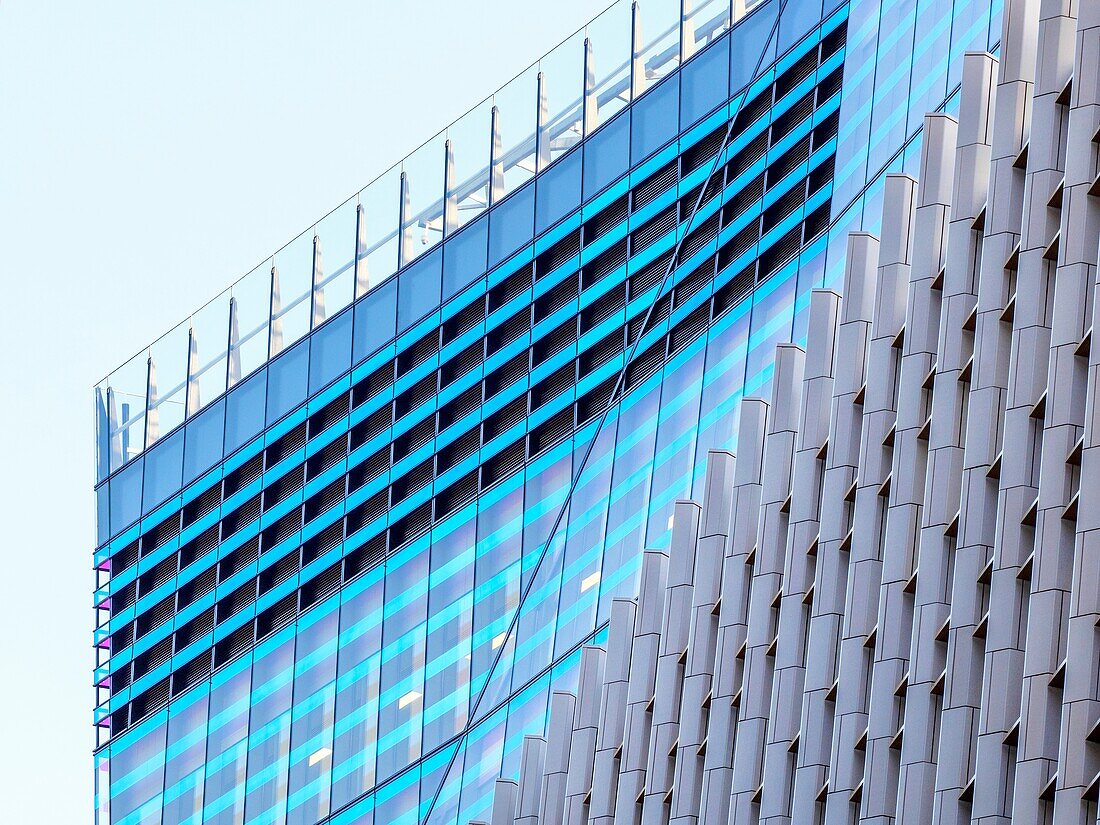 Detail des Gebäudes 10 Fenchurch Avenue in der City of London - England.