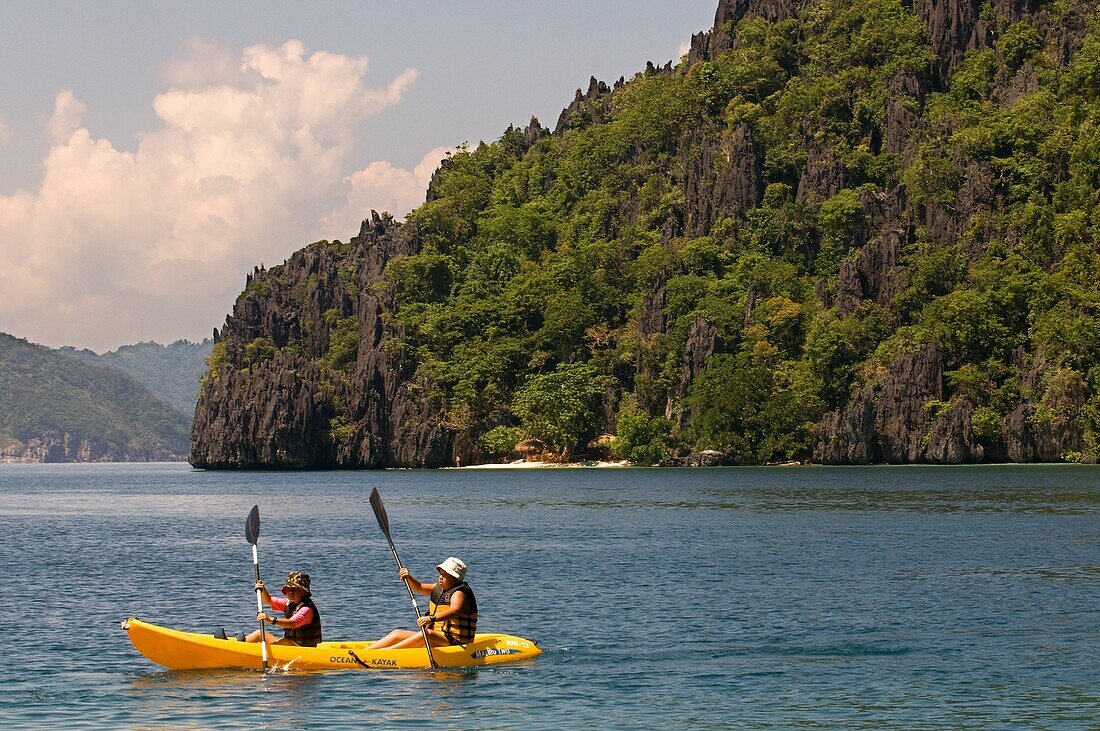 Kayaking in the vicinity of the El Nido Resort on Miniloc Island. Palawan. El nido resorts Miniloc island,Bacuit archipelago,Palawan,Philippines,Southeast Asia,Asia.