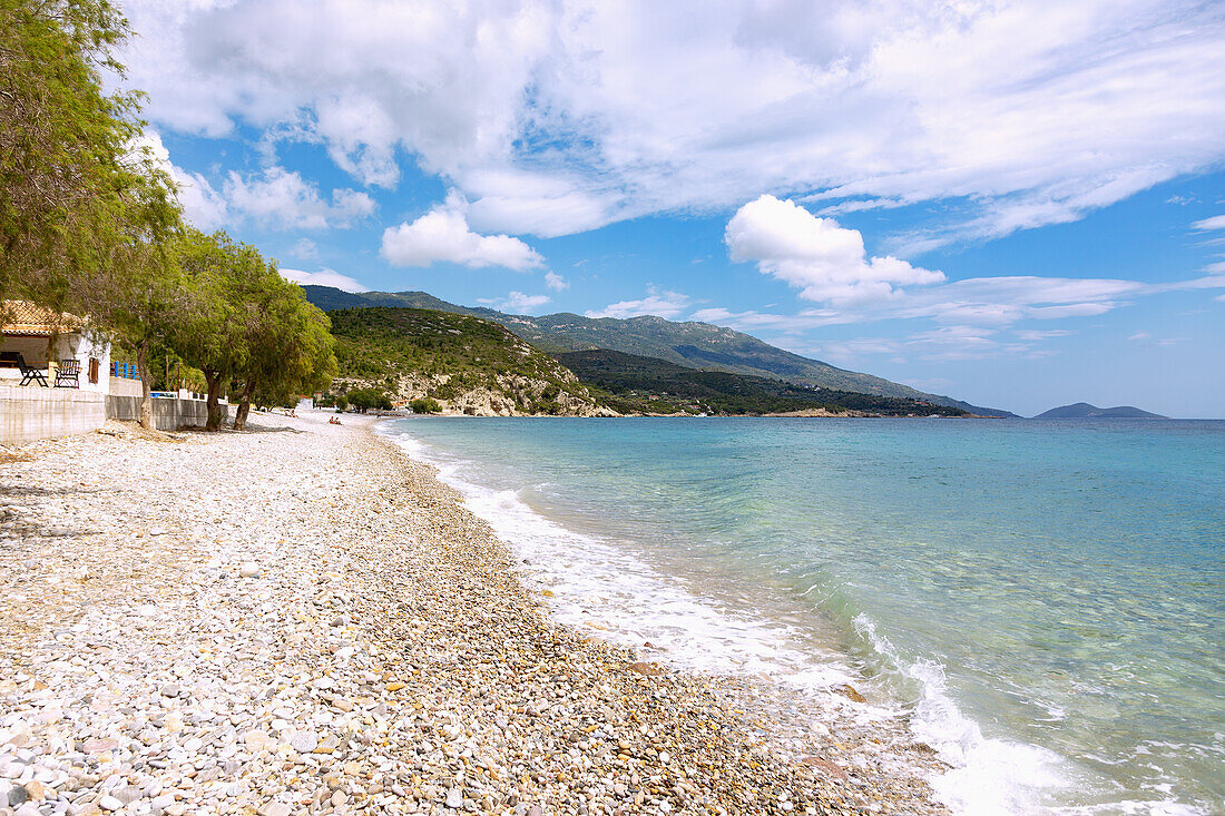 Kieselstrand Balos Beach bei Ormos Komeika Südwestküste der Insel Samos in Griechenland