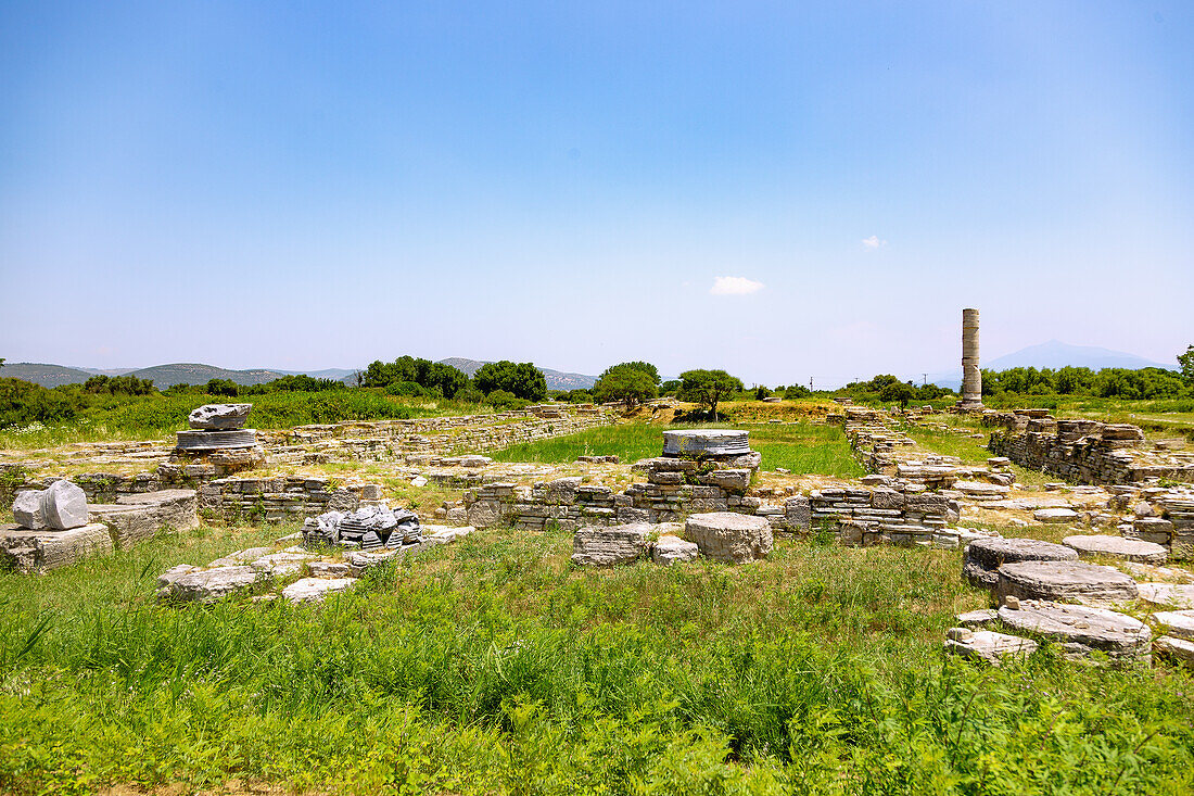 Heraion von Samos, großer Tempel mit Säule, archäologische Stätte des antiken Heiligtums der griechischen Göttin Hera bei Ireon auf der Insel Samos in Griechenland