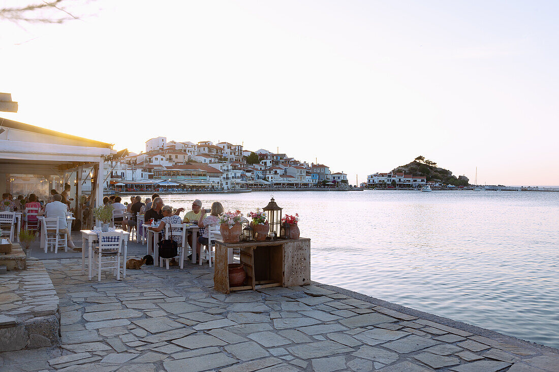 Kokkari, Altstadt mit Tavernen am Hafen auf der Insel Samos in Griechenland