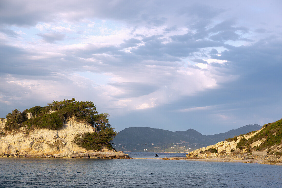 Kokkari, markante Wolken über Sunrise Beach auf der Insel Samos in Griechenland