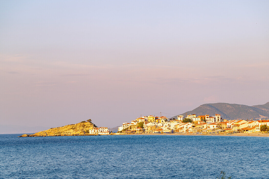 Kokkari, Altstadt bei Sonnenuntergang auf der Insel Samos in Griechenland