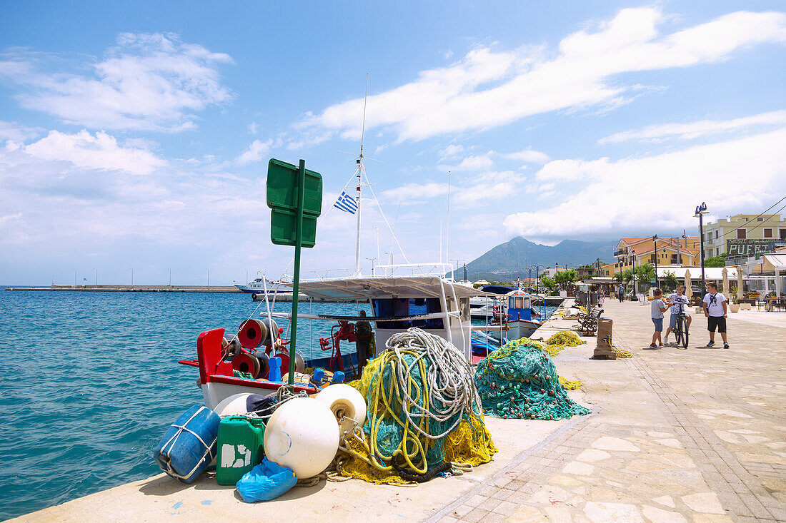 Neo Karlovassi, Hafenpromenade mit Fischerbooten auf der Insel Samos in Griechenland