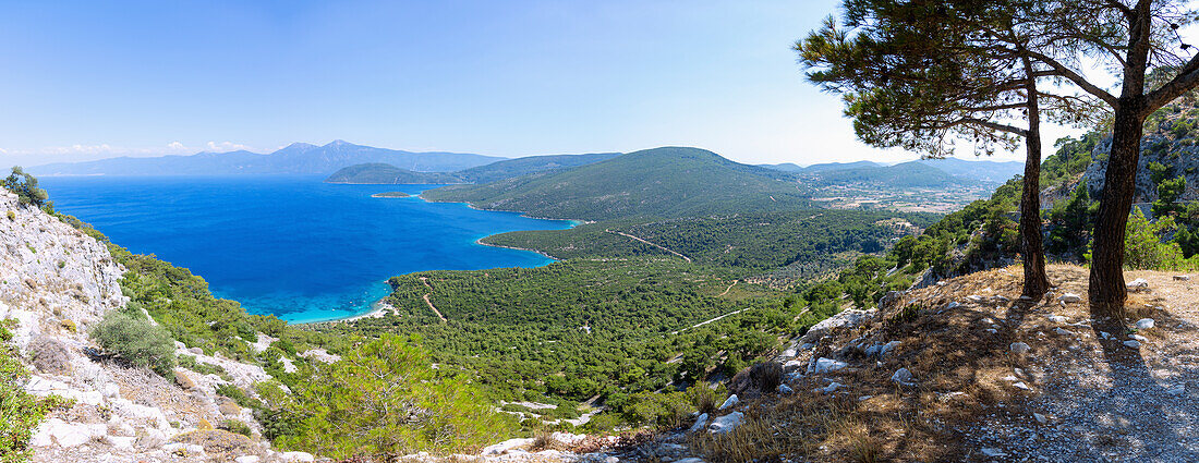 Küstenpanorama der Bay of Mourtias vom Aussichtspunkt beim Kloster Moni Zoodochou Pigis mit Blick auf die türkische Küste im Osten der Insel Samos in Griechenland